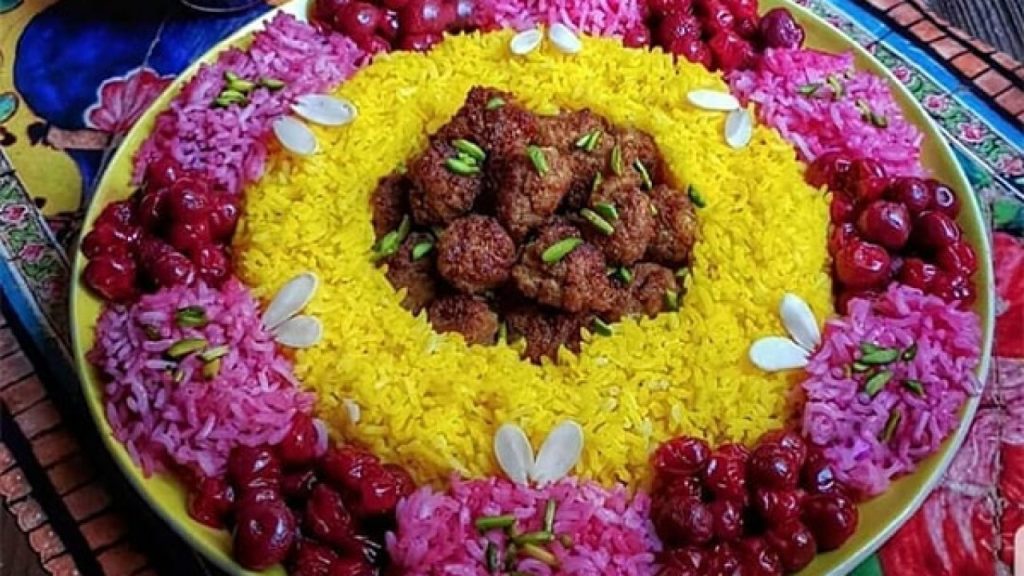 آلبالو پلو از انواع غذاهای ایرانی با برنج
