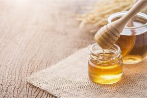 عسل برای دیابتی ها؛ آیا عسل سطح قند خون را افزایش می‌دهد؟