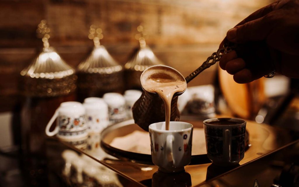 نوشیدن قهوه عربی چای و قهوه