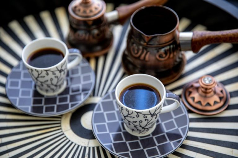قهوه عربی چیست؟ (طرز تهیه قهوه عربی و سرو آن به روش سنتی)