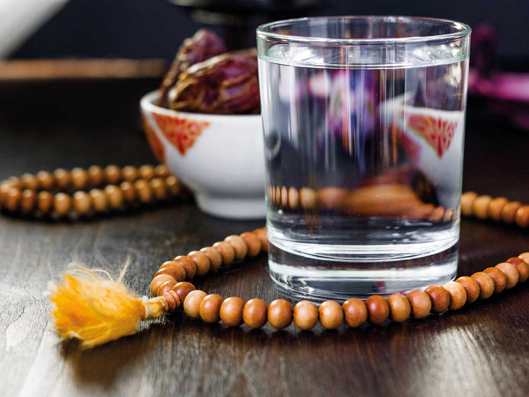 کنترل تشنگی در ماه رمضان (معرفی 17 نوشیدنی‌ و ماده غذایی)