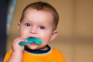 کاهش درد دندان درآوردن نوزاد؛ ایمن‌ترین روش‌ برای تسکین درد رویش دندان چیست؟