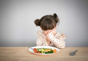 ۷ راهکار رفع بدغذایی در کودکان؛ چه زمانی باید به پزشک مراجعه کنیم؟