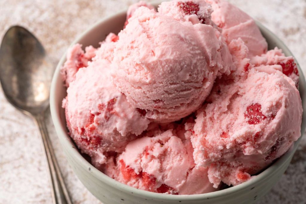 طرز تهیه بستنی توت فرنگی خانگی