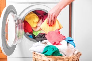 نحوه شستن لباس های رنگی؛ چگونه از پس دادن رنگ لباس جلوگیری کنیم؟