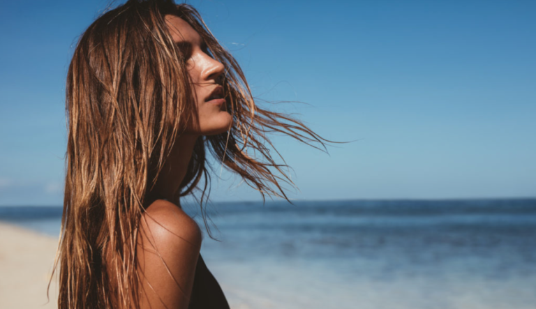 مراقبت از مو در تابستان؛ با ۷ نکته فصل گرما را با موهایی زیبا سپری کنید!