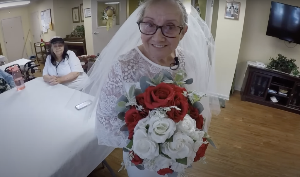 زن 77 ساله با خودش ازدواج کرد