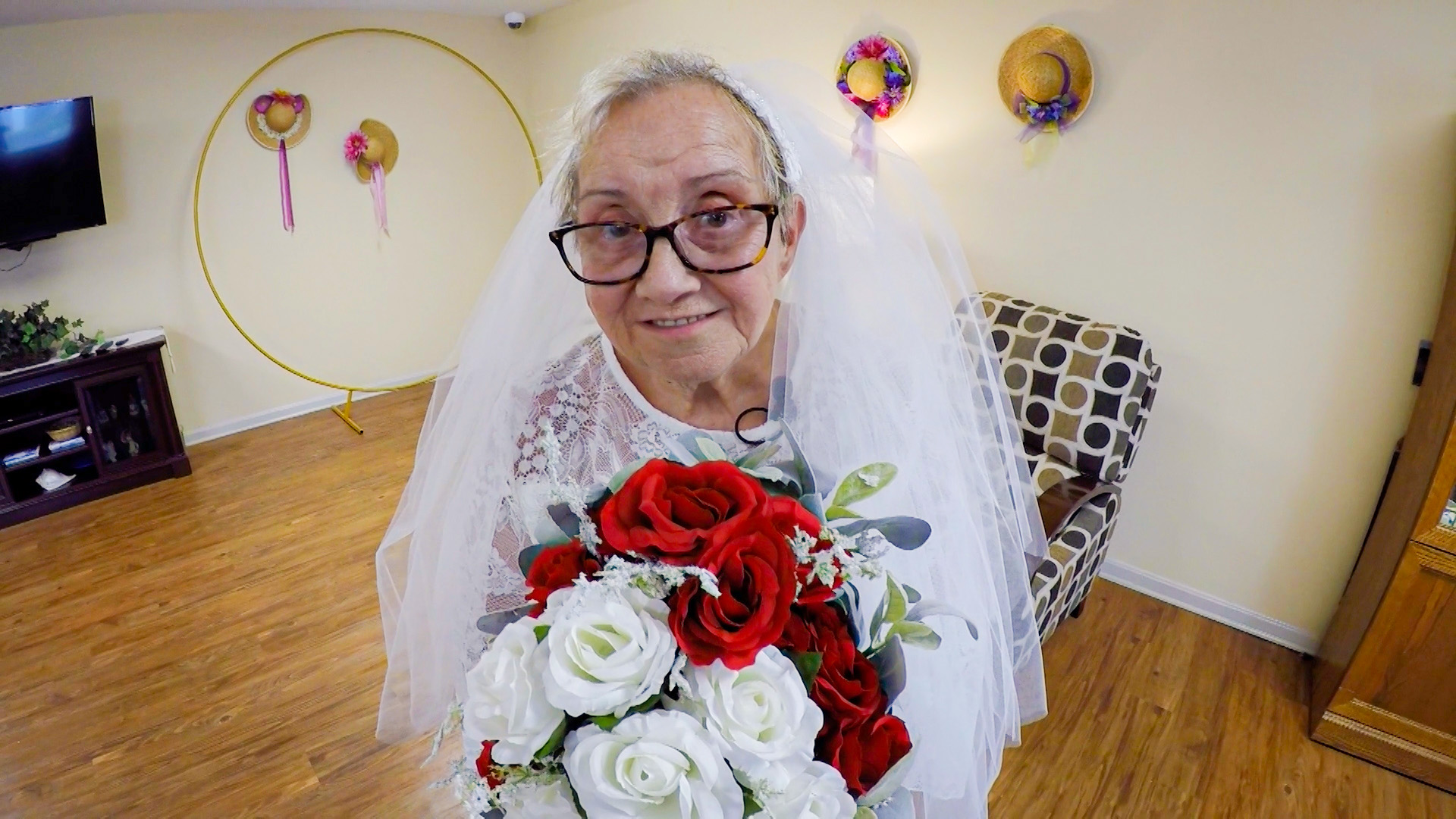 زن 77 ساله با خودش ازدواج کرد
