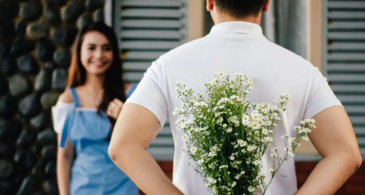 چگونه یک دختر را تحت تاثیر قرار دهیم (معرفی 11 ترفند روانشناسی)