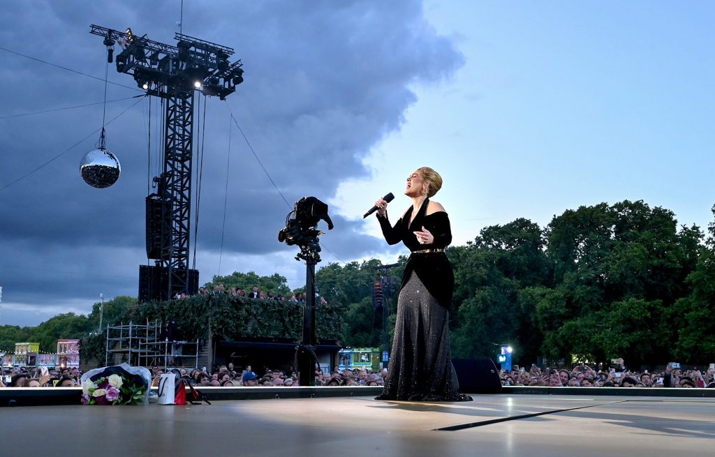 در اتفاقی نادر، ادل (Adele) وسط کنسرت دست از خواندن برداشت و گریه کرد!