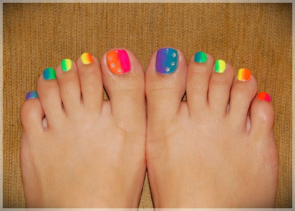 طراحی ناخن پا - طراحی ناخن پا به شکل رنگین کمان