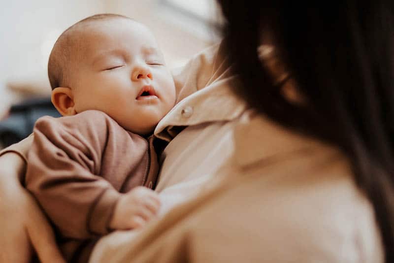 تعبیر خواب نوزاد در بغل داشتن