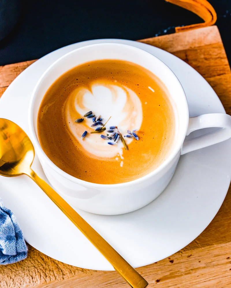 قهوه مناسب ماه تولد - حوت: لاته لوندر (اسطوخودوس)