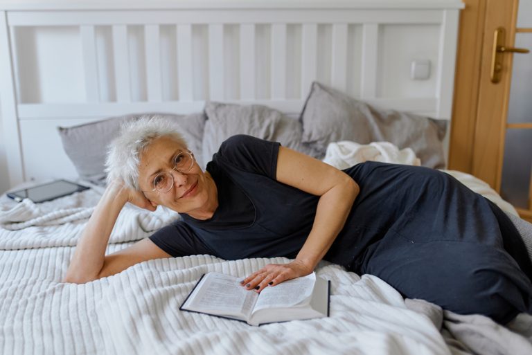 ۵ عادت شبانه افرادی که بیشترین طول عمر را در جهان دارند!