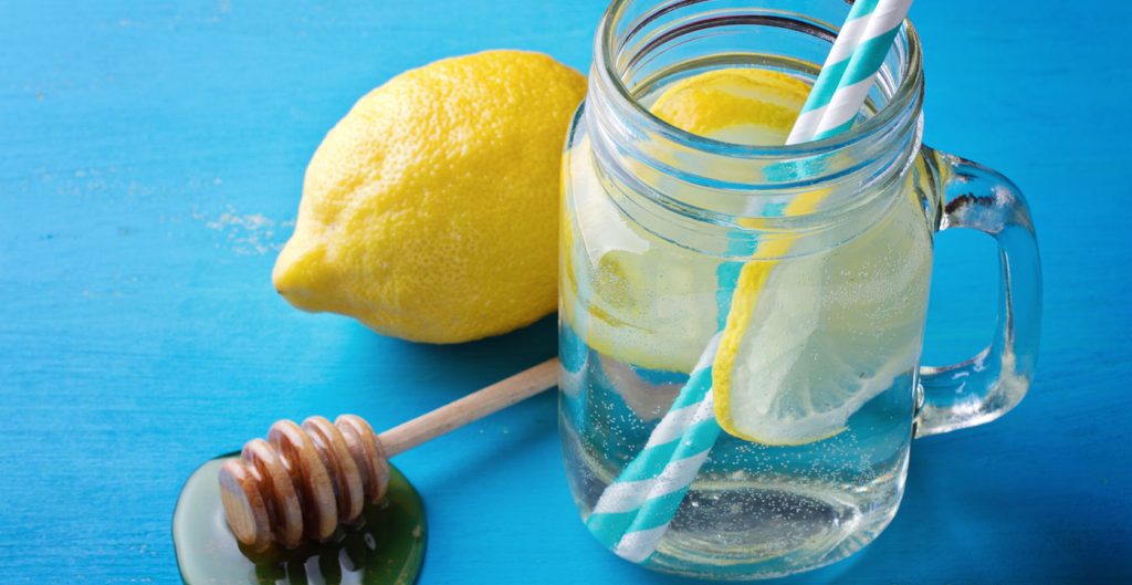 آب لیمو گرم با عسل - نوشیدنی های آیورودا برای چربی سوزی