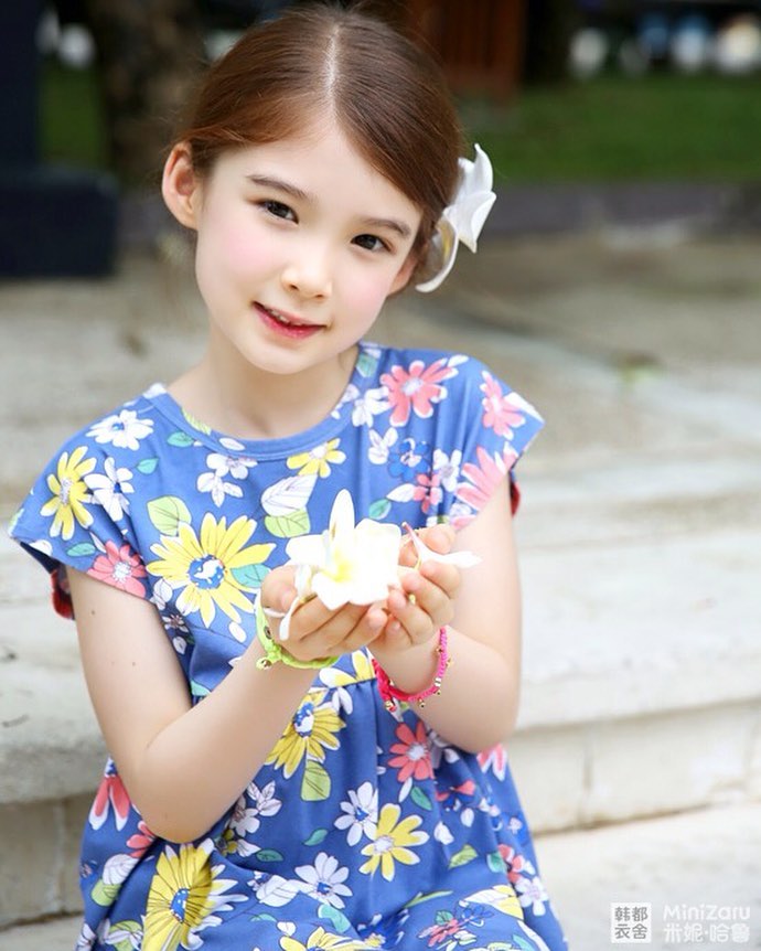 این دختر به اندازه گل ارکیده روی دستانش زیبا است