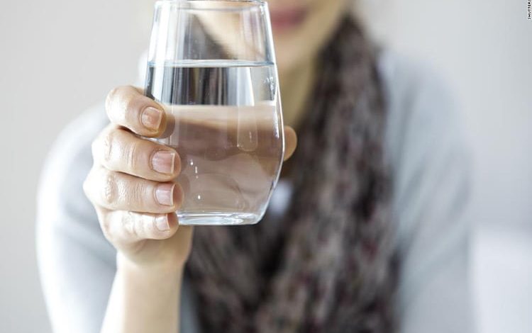 روزی 8 لیوان آب بنوشید - درمان خانگی سوزش ادرار در مردان