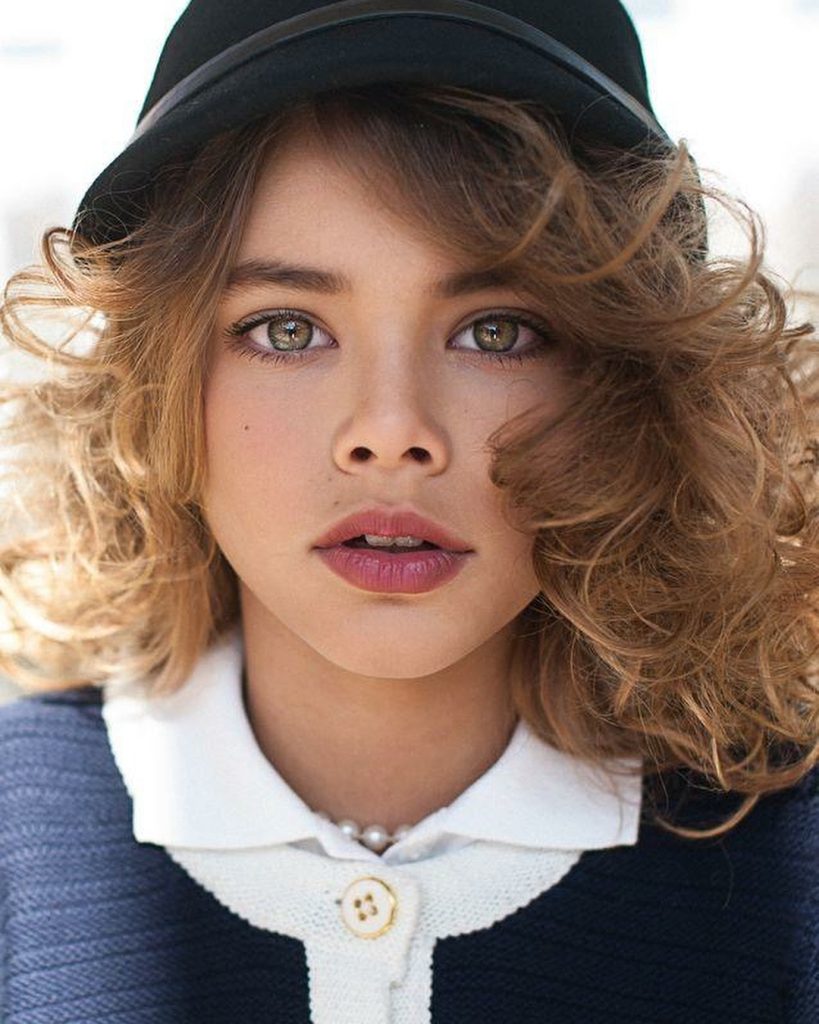 اول باید لپ او را بکشیم یا به لبخند و آن چشم‌های زیبایش خیره شویم؟