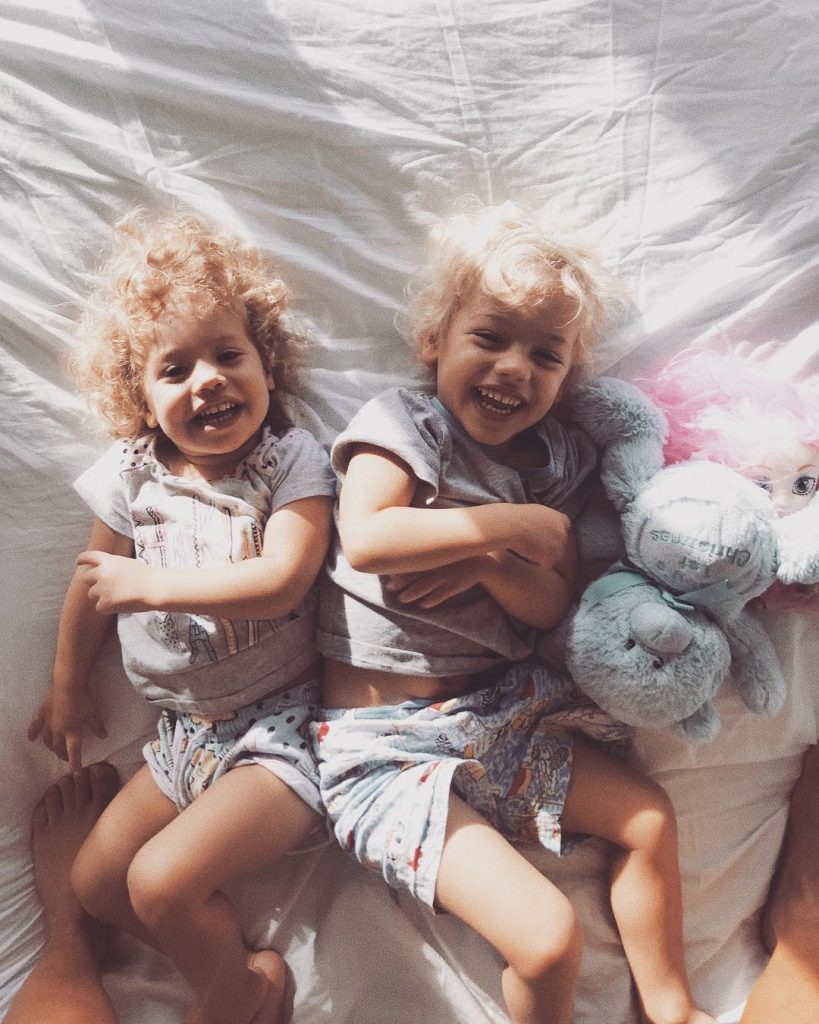 خواهر و برادری با موهای فرفری از جنس طلا