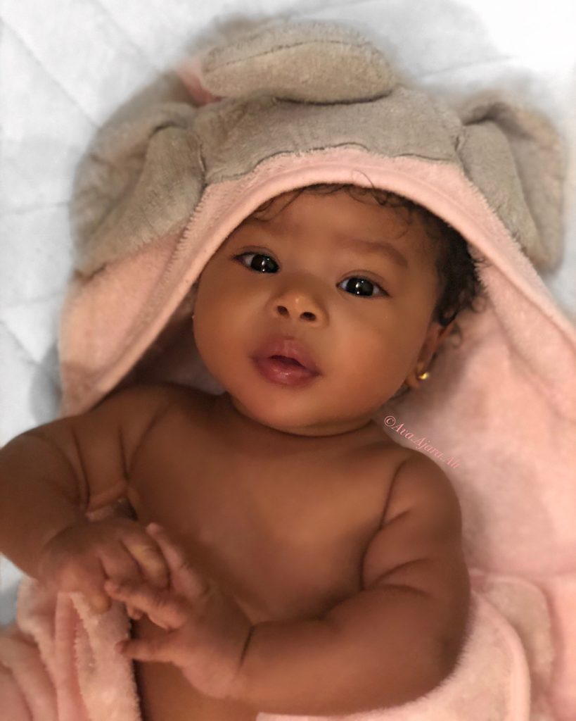 مطمئنم آزرو می‌کنید این کودک نزدیکتان بود تا او را با این پتوی کوچک بغل می‌گرفتید!