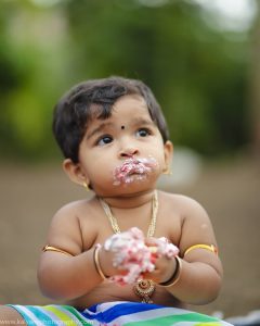 به نظر شما این کودک به اندازه کیکی که خورده، خوردنی و خوشمزه نیست؟ - جذابترین کودکان دنیا