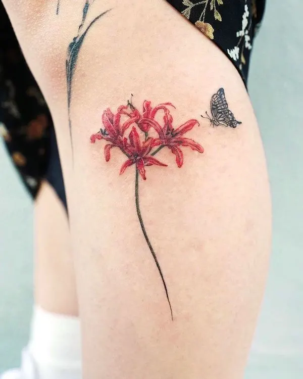 طراحی گل قرمز و پروانه روی زانو