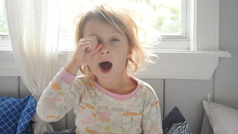 کمبود خواب چطور سلامت کودکان را با خطر مواجه میکند؟