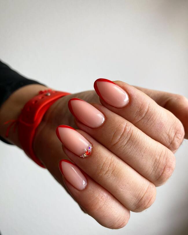 طرح فرانسوی قرمز روی نوک انگشتان - طراحی ناخن با لاک قرمز و نقره ای