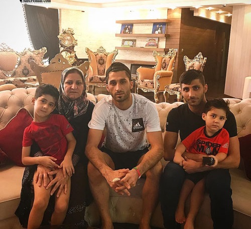 محمدرشید مظاهری مادر و برادر و دو پسرش