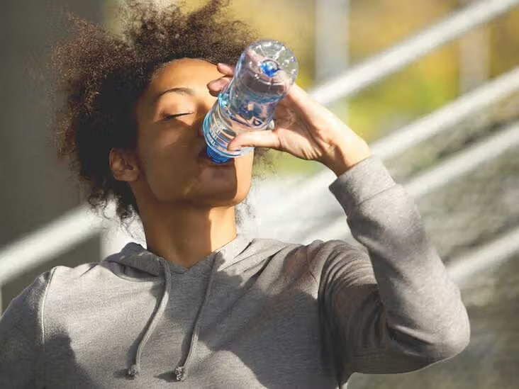 چه مقدار آب باید در روز بنوشید؟