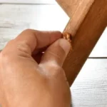 از بین بردن خط و‌ خش وسایل چوبی با مغز گردو (2 روش ساده و موثر)