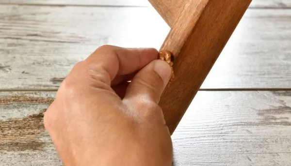 از بین بردن خط و‌ خش وسایل چوبی با مغز گردو (2 روش ساده و موثر)