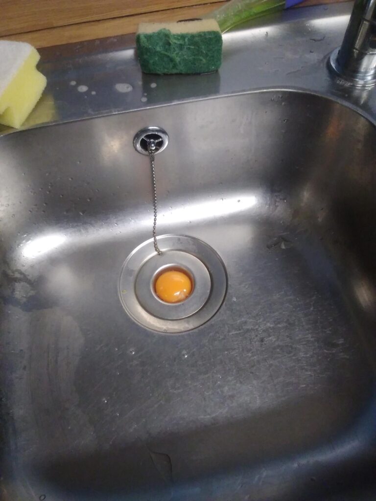 ساده ترین و بهترین روش باز کردن گرفتگی سینک با تخم مرغ