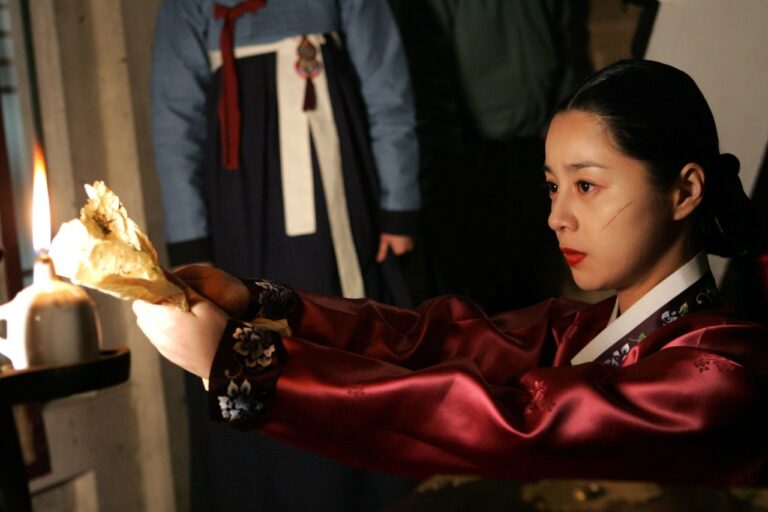 فیلم کره ای سایه های قصر؛ اثری رازآلود که طرفداران «دونگ‌یی» باید ببینند!