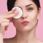 پوستی شاداب و سالم با یک عادت ساده: پاک کردن آرایش قبل از خواب