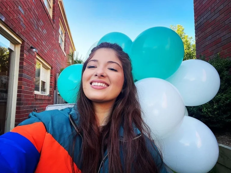 بیوگرافی دنیا دادرسان + زندگی خصوصی و عکس