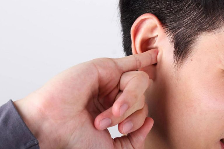 علت گرفتگی گوش طولانی‌ مدت | بررسی دلایل، علائم و روش‌های درمان