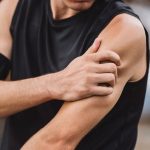 علت خواب رفتن دست چپ از ارنج به پایین + زمان مراجعه به پزشک