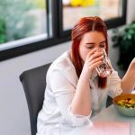 چرا نباید غذا را فوت کنیم؟ حقایق علمی و دینی دربارهی یک عادت اشتباه