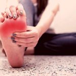 علت سوزش کف پا و درمان خانگی (کامل‌ترین راهنما)