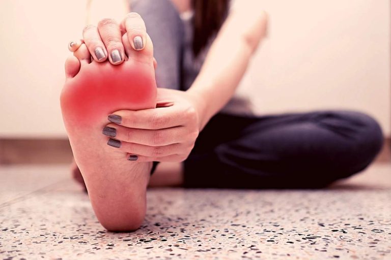 علت سوزش کف پا و درمان خانگی (کامل‌ترین راهنما)