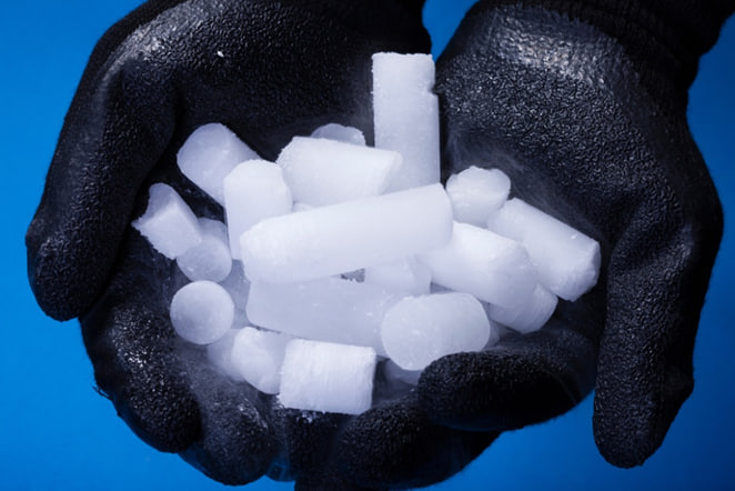 یخ خشک روی دستکش